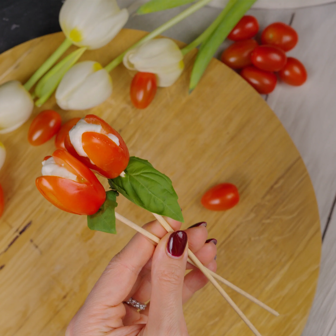 Tulipany z pomidorów i mozzarelli